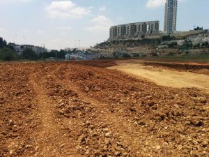 סקר קרקע | בדיקת קרקע- צילום על רקע הולילנד ירושלים, ענף מהנדסים בע"מ